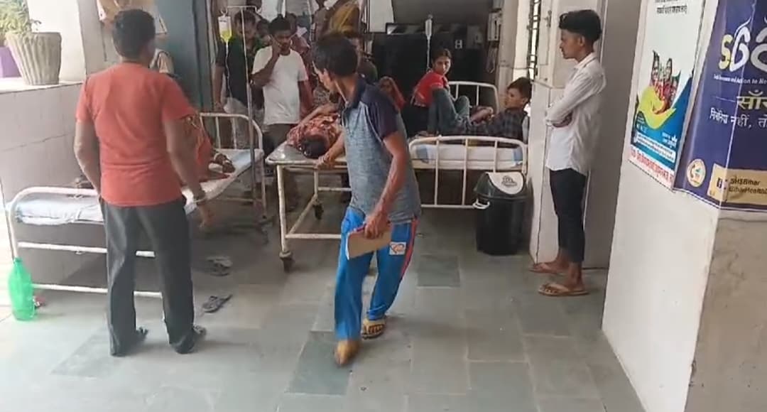 दो बाइकों की टक्कर में युवक की मौत, महिला समेत तीन घायल