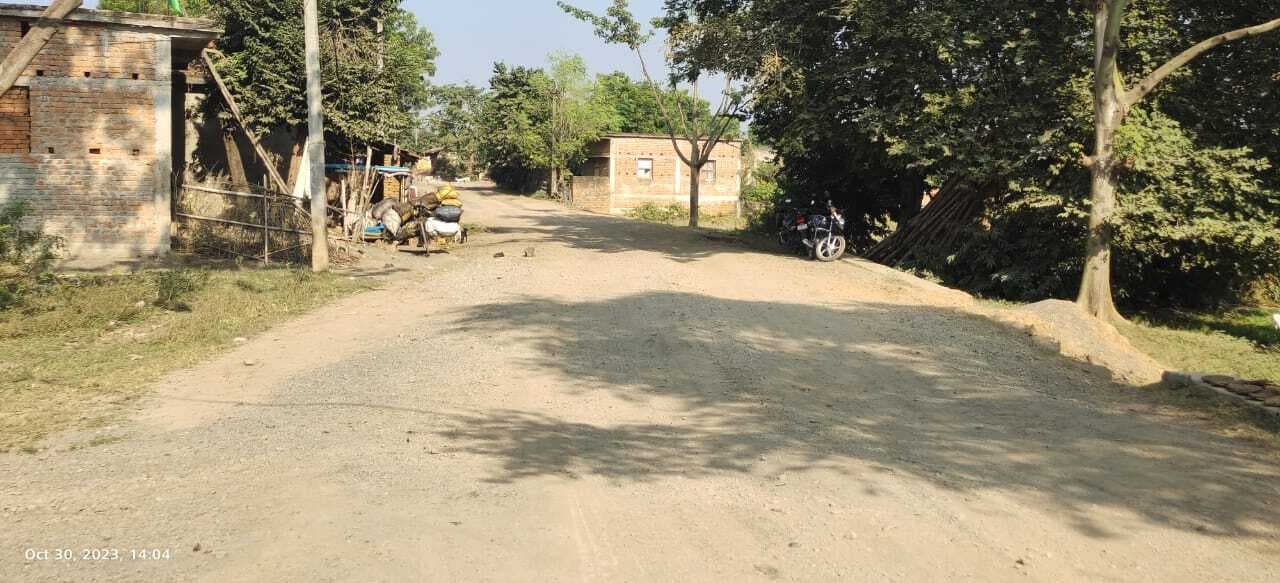 बेलपहाड़ी-सुराईडीह सड़क जर्जर, उड़ते धूलकण से बढ़ा बीमारी का खतरा