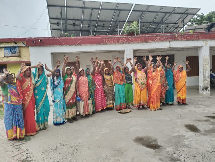 बासगीत पर्चा को ले दलित परिवारों ने किया प्रदर्शन