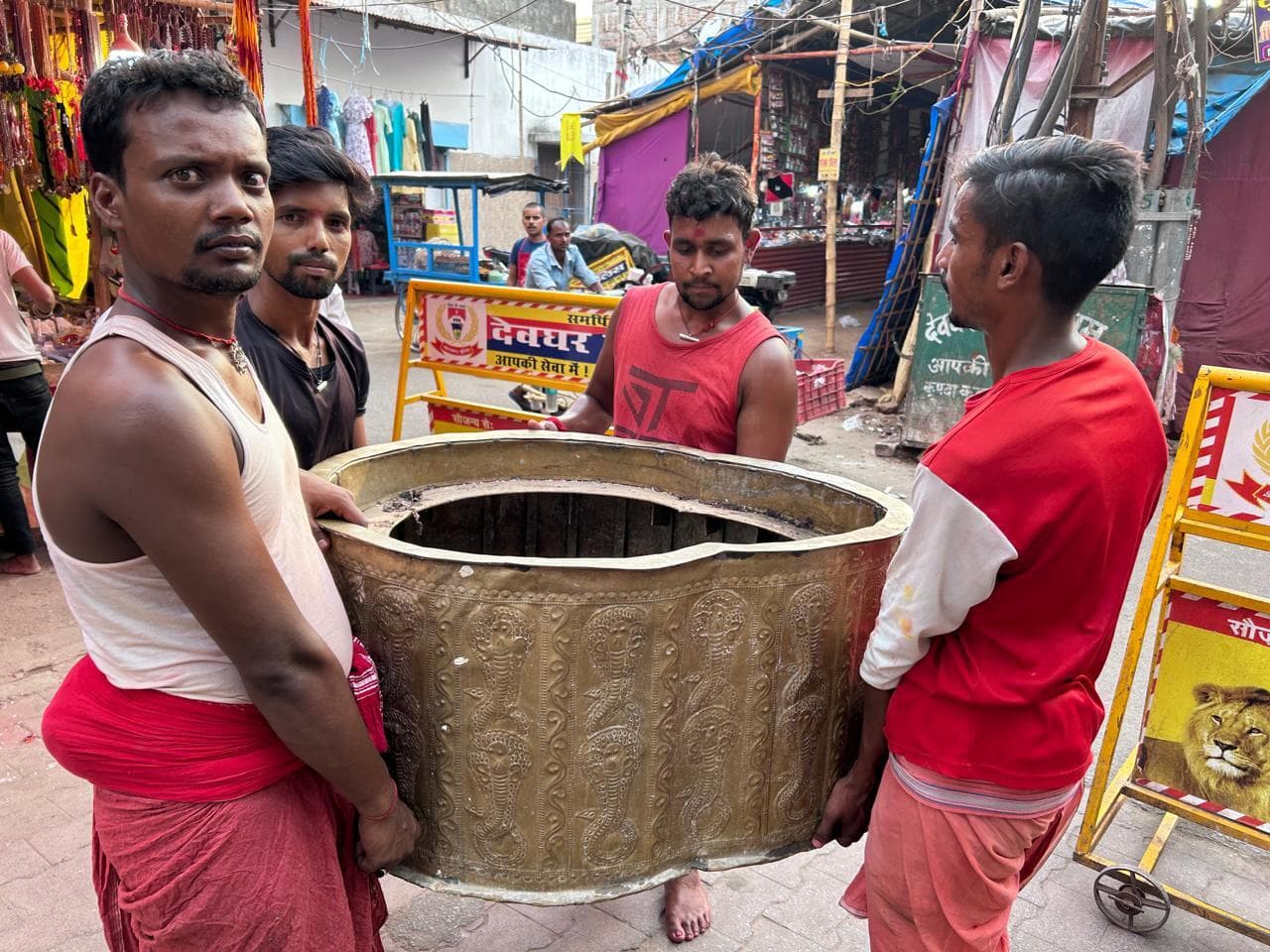 मरम्मत के लिए कोलकाता भेजे गये बाह्य व आंतरिक अरघा