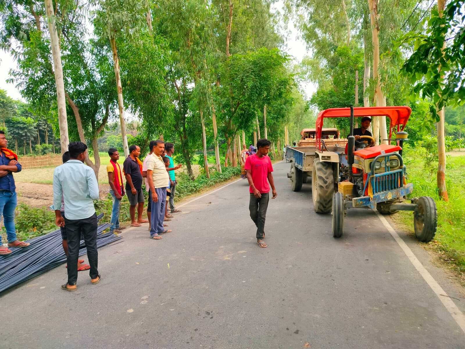 तेज रफ्तार ट्रैक्टर अनियंत्रित होकर सड़क किनारे पलटा