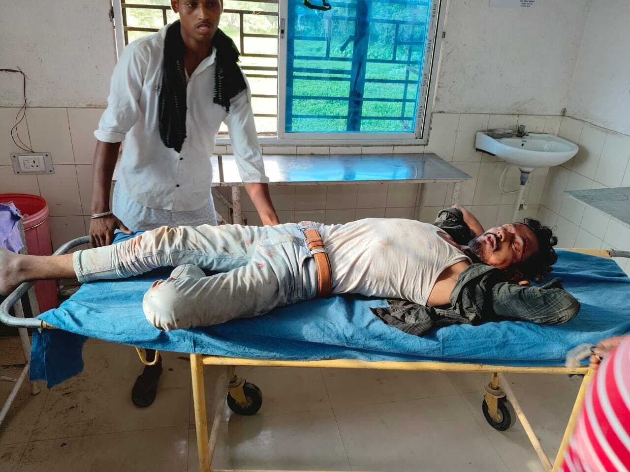 बाइक पर सवार तीन युवक डायल 112 को देख भागा, ई रिक्सा में मारी ठोकर, तीनों घायल