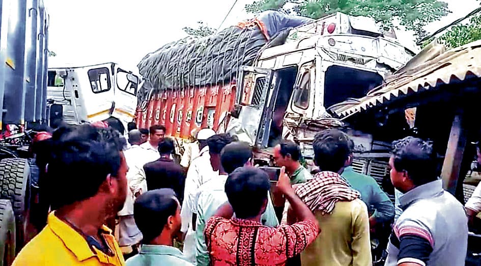 डंपर-ट्रक भिड़ंत से मकान क्षतिग्रस्त