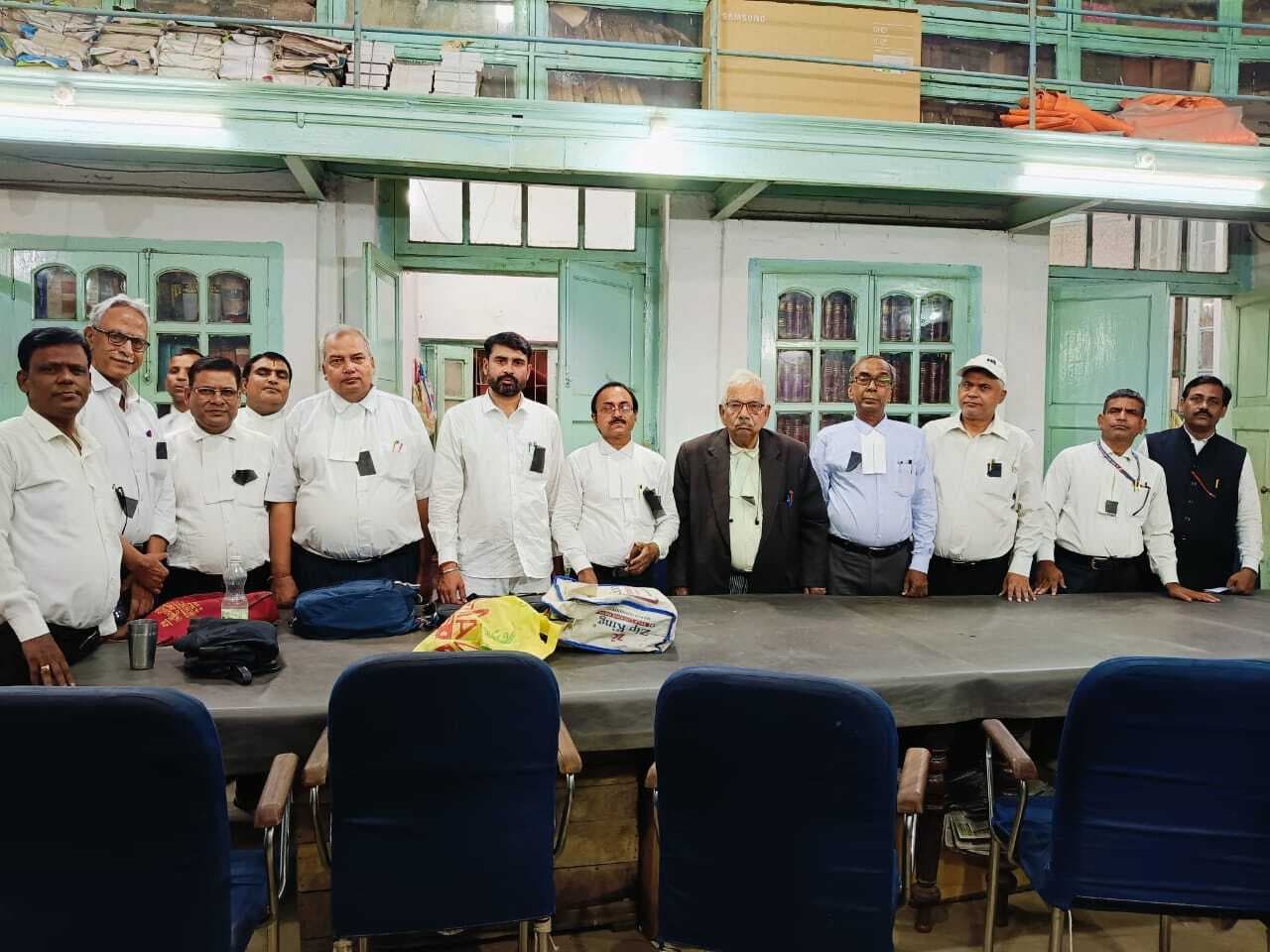 काली पट्टी लगाकर अधिवक्ताओं ने किया न्यायिक कार्य