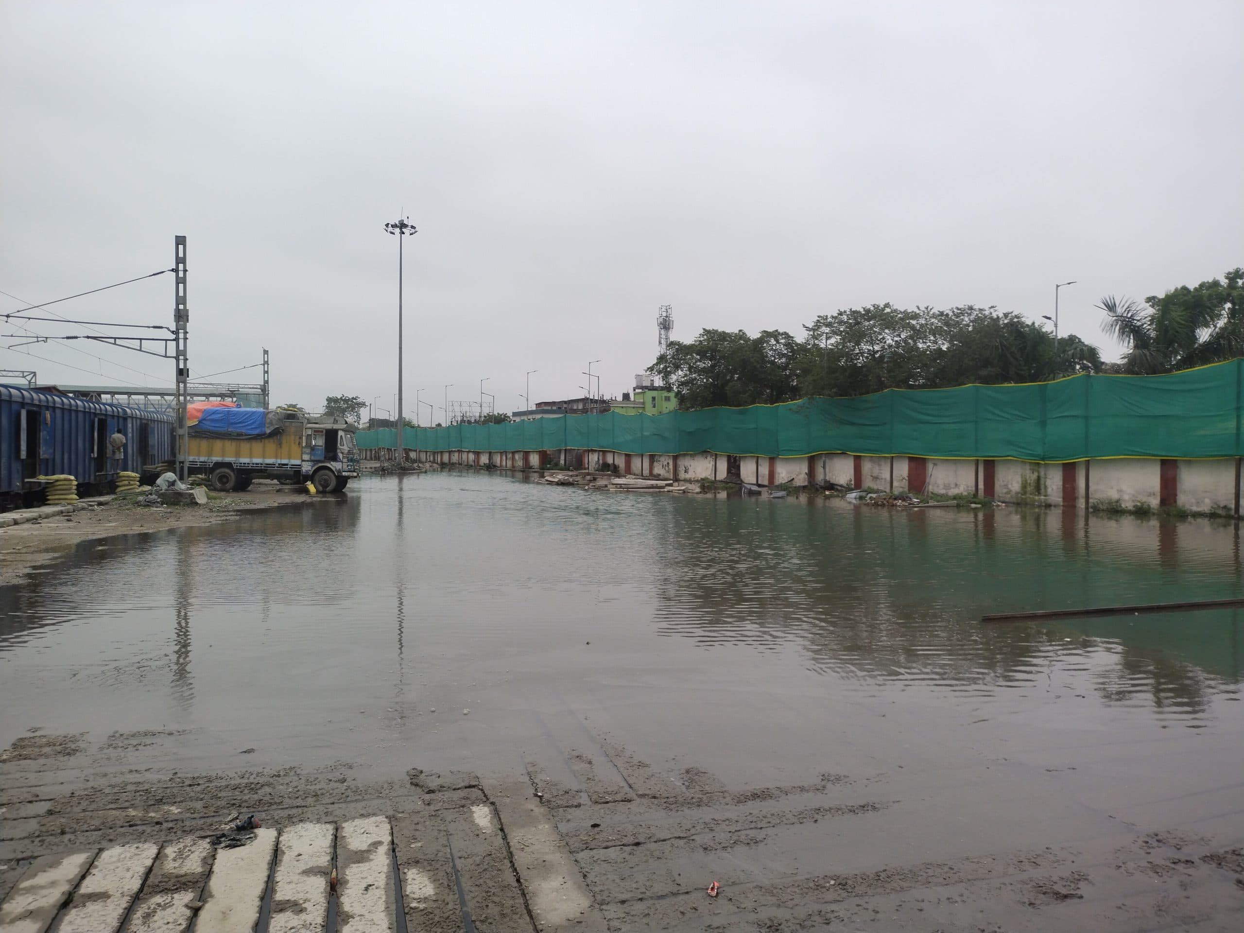 रेलवे माल गोदाम के सामने जलजमाव से परेशानी