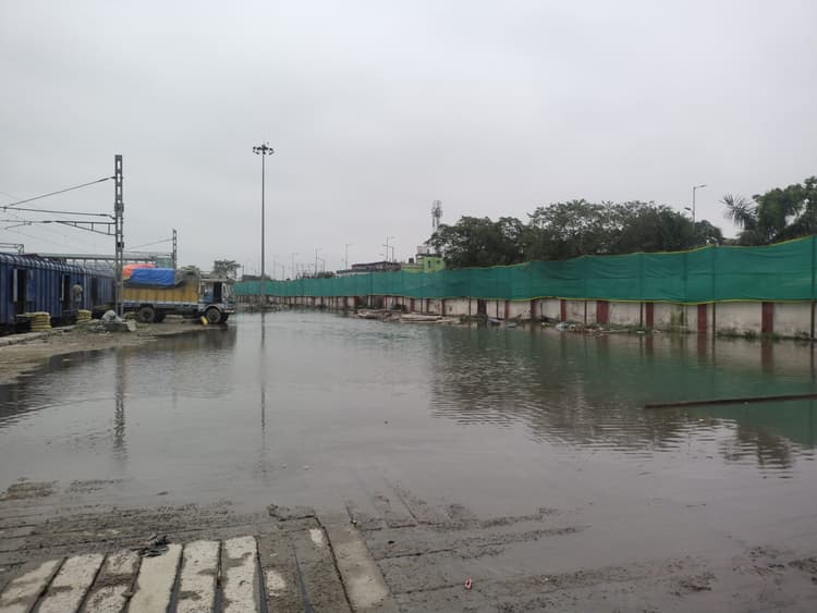रेलवे माल गोदाम के सामने जलजमाव से परेशानी