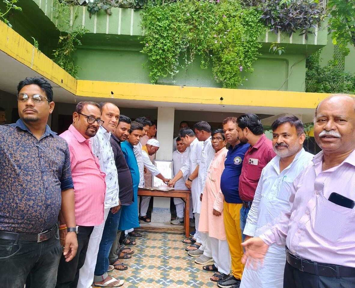 केक काटकर सांसद, जिलाध्यक्ष व अन्य कांग्रेस कार्यकर्ताओं ने मनाया राहुल गांधी जन्मदिवस