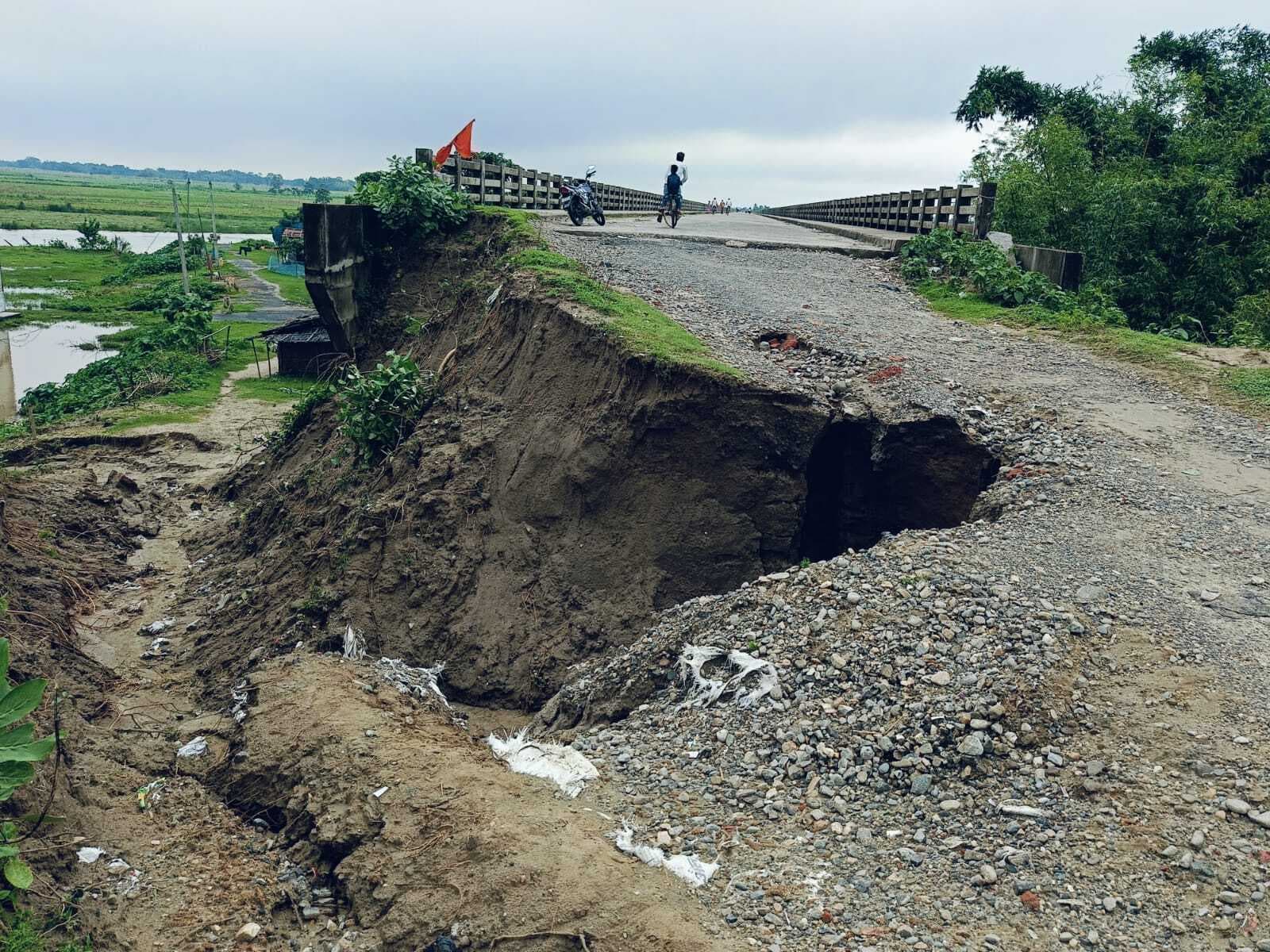 नदियों का जलस्तर बढ़ने से कई डायवर्सन कटे, सड़क पर भी मंडरा रहा खतरा