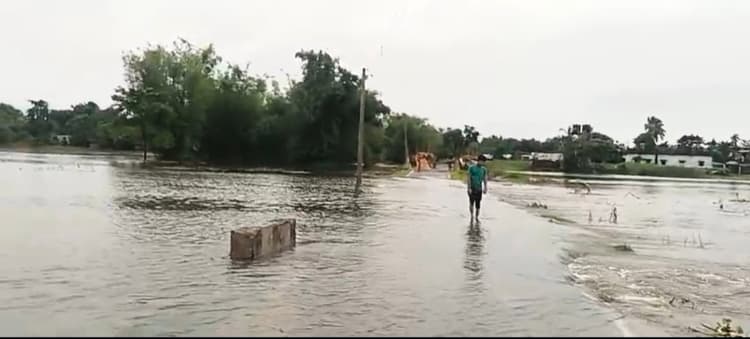 दिघलबैंक प्रखंड क्षेत्र से गुजरने वाले नदियों के बढ़ते जलस्तर से भयभीत ग्रामीण