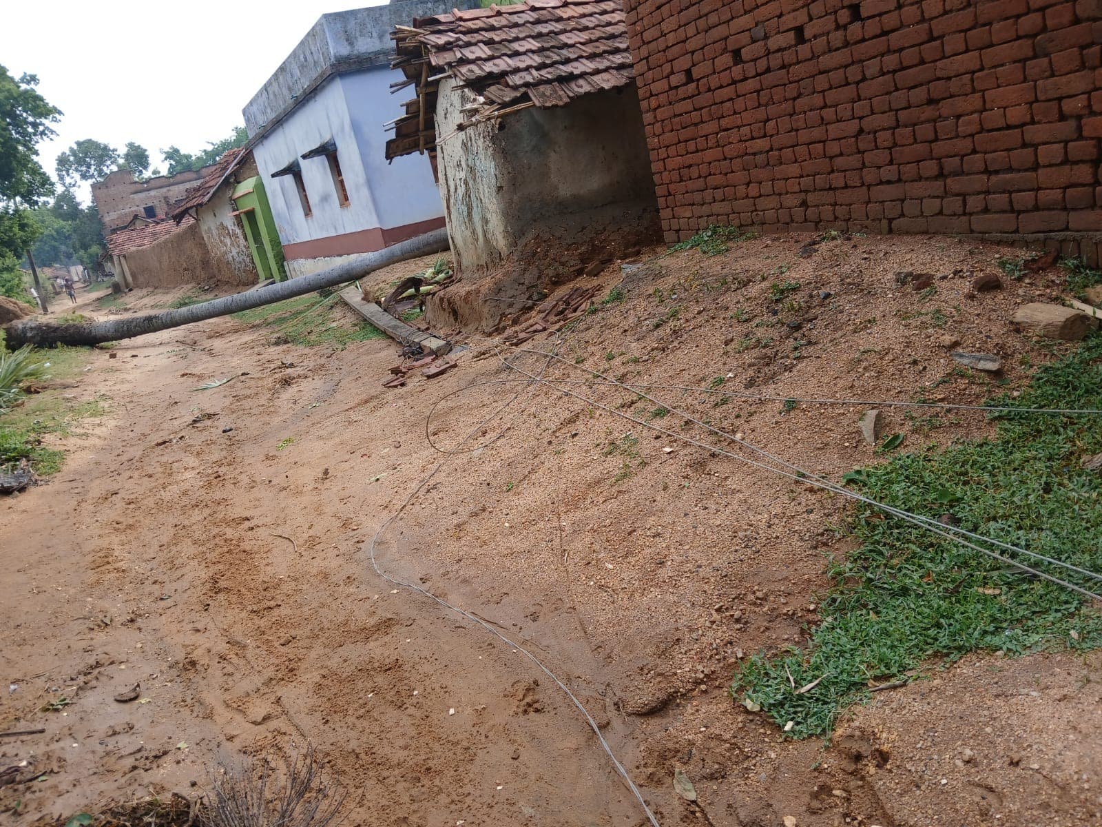 मेंटेनेंस के नाम पर बिजली की घंटों हो रही कटौती, उपभोक्ता परेशान