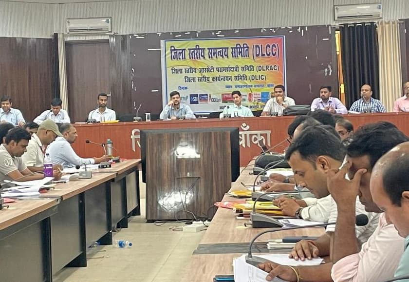 केसीसी लोन देने में बैंक की लापरवाही नहीं होगी बर्दास्त- डीएम