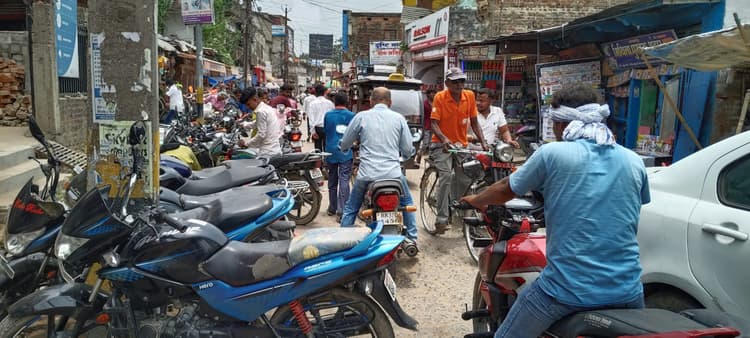 जिला मुख्यालय के मुख्य बाजारों में नहीं है वाहन पार्किंग की व्यवस्था