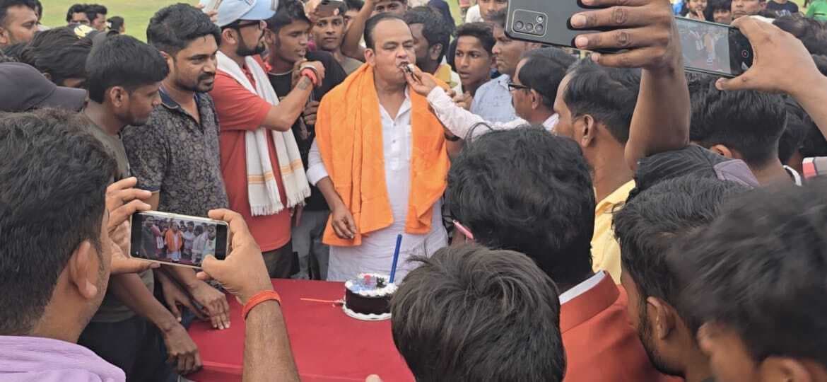 कांग्रेसियों ने केक काटकर राहुल गांधी का मनाया जन्मदिन