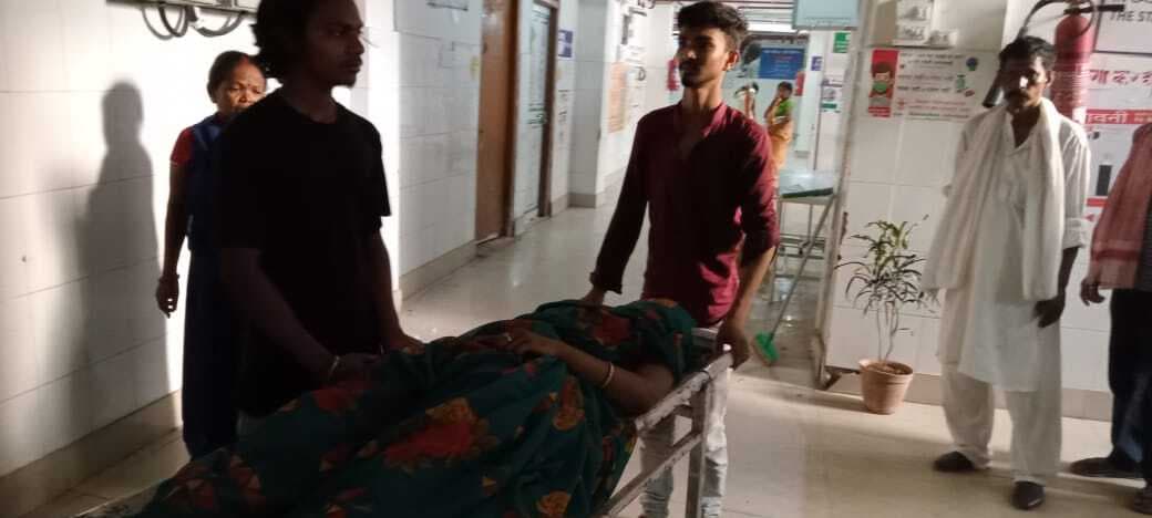 जटाही मोड़ मोहल्ले में फंदे से लटके मिला महिला का शव, हत्या की आशंका