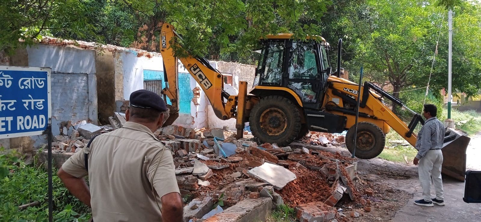 सिमजुरी में 53 अवैध दुकानों को किया गया ध्वस्त