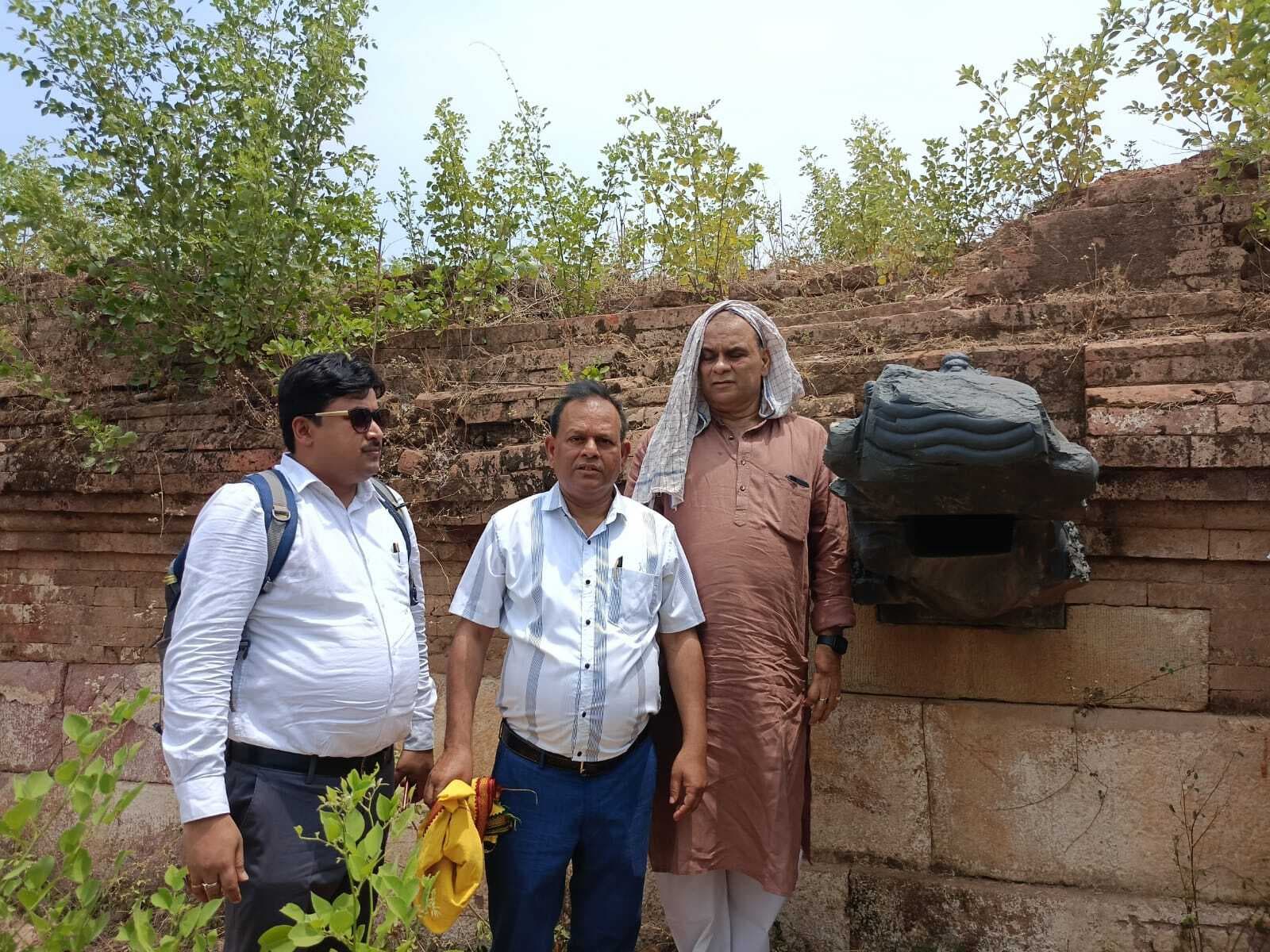 नये डीपीआर के तहत लाल पहाड़ी को विकसित करने को लेकर अधिकारियों ने खुदाई स्थल का किया निरीक्षण