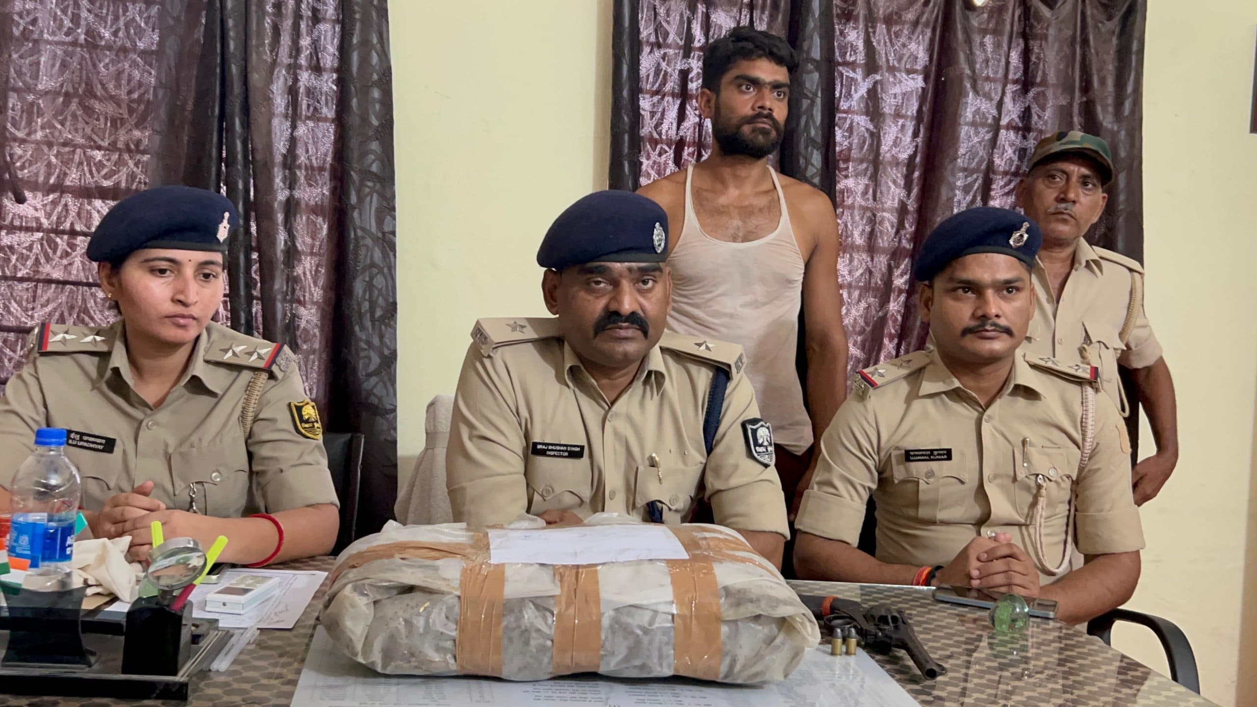 गांजा व देसी पिस्टल के साथ विक्की सिंह गिरफ्तार