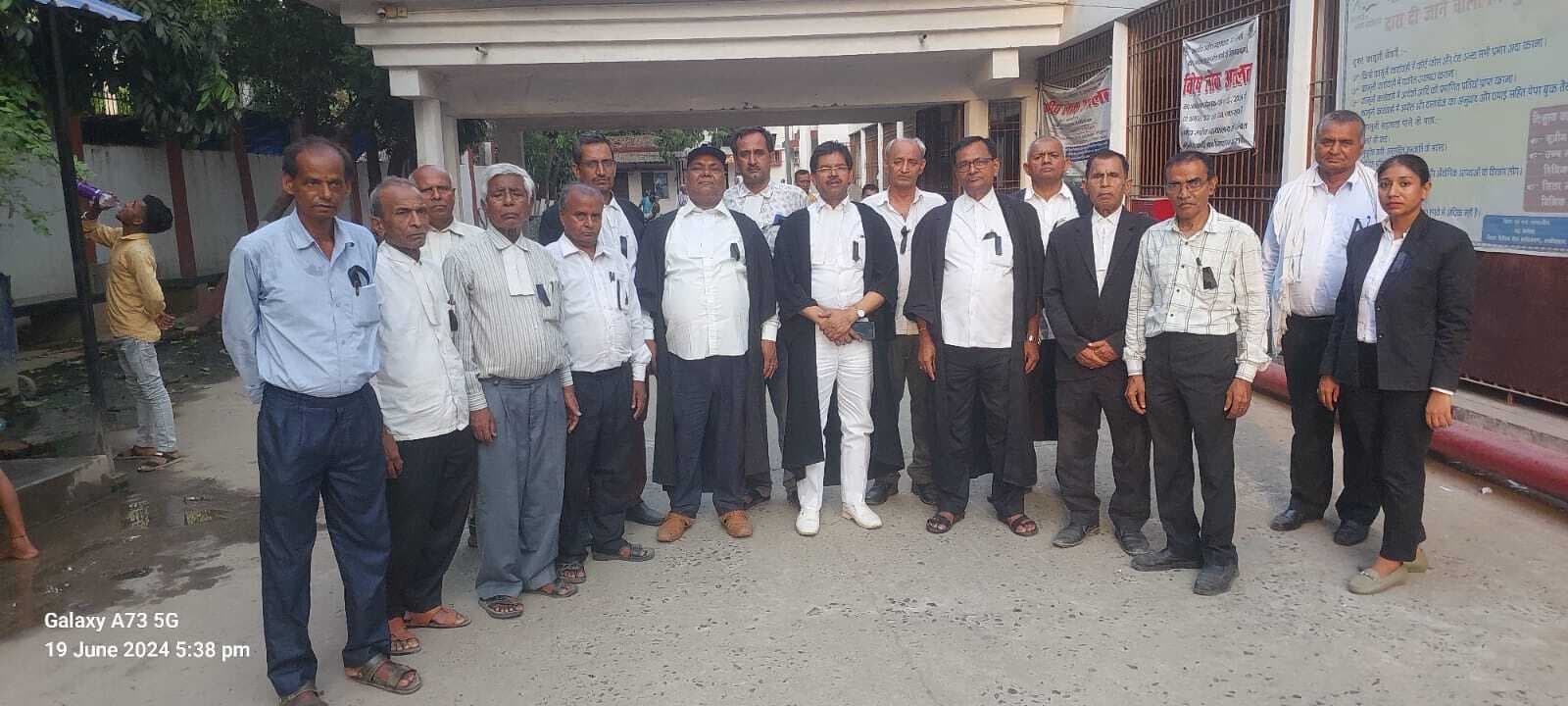 अधिवक्ता व उसके पुत्र की हत्या के विरोध में अधिवक्ताओं ने काला बिल्ला लगा किया प्रदर्शन