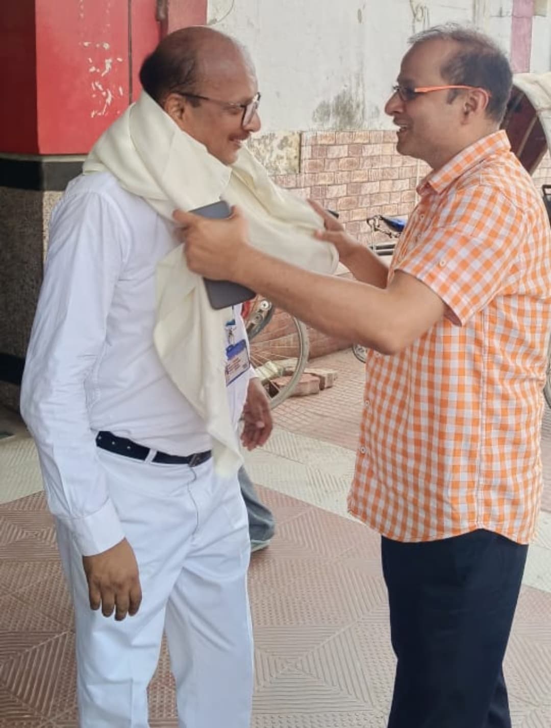 समस्तीपुर रेल मंडल प्रशासन ने एसएस दिलीप व एइएन अखिलेश को किया सम्मानित