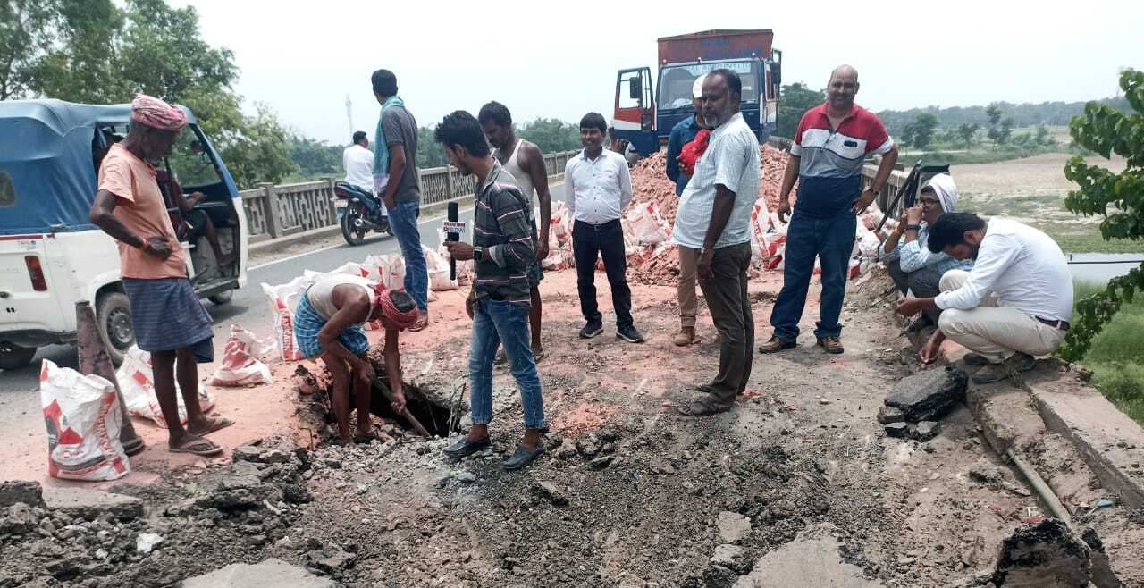 लालबेगिया पुल का एप्रोच धंसने से ट्रक फसा, घंटों आवागमन रहा बाधित