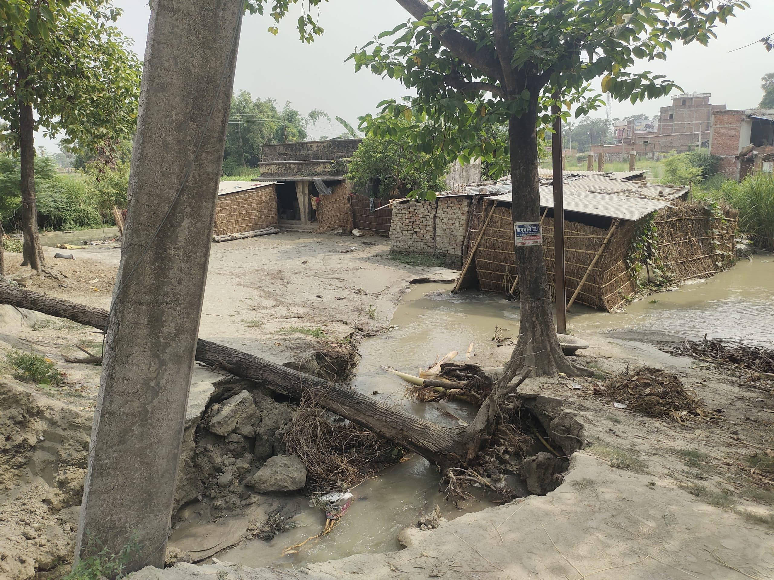 नहर का बांध टूटने से खेतों व घर में घुसा पानी