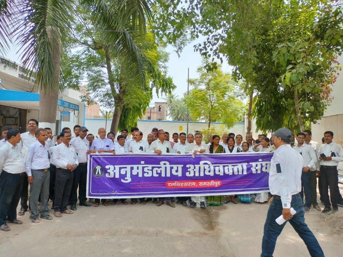 काला बिल्ला लगा अधिवक्ताओं ने न्यायिक कार्य में लिया हिस्सा