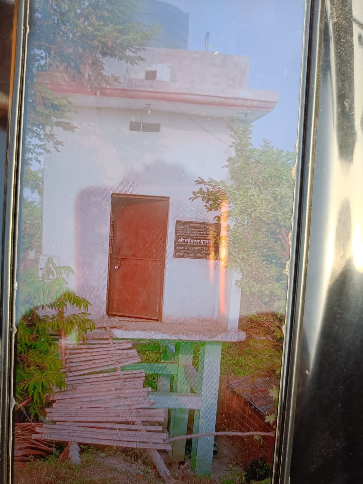 जलापूर्ति बंद रहने से नाराज ग्रामीणों ने मिस्त्री को बनाया बंधक