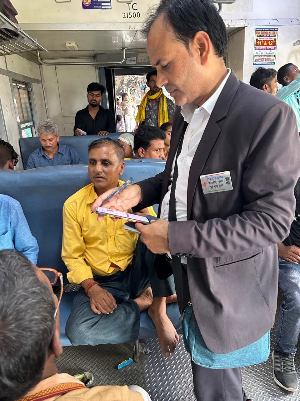 4258 बेटिकट यात्रियों से वसूला गया 33.79 लाख जुर्माना