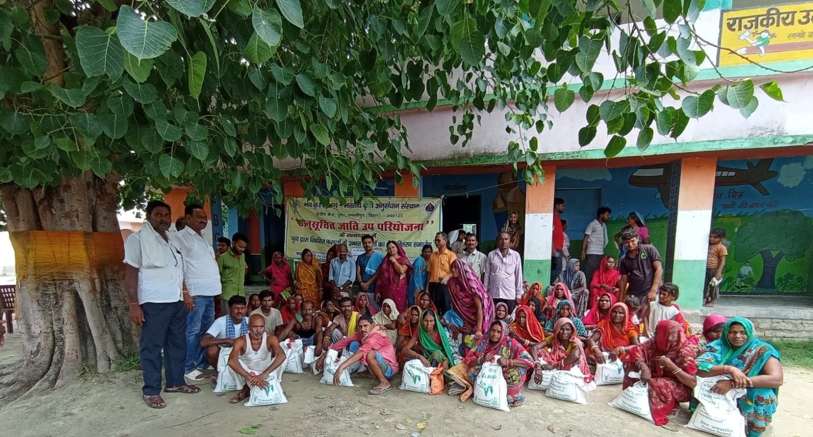 किसानों को उपलब्ध कराये गये धान व मूंग के बीज