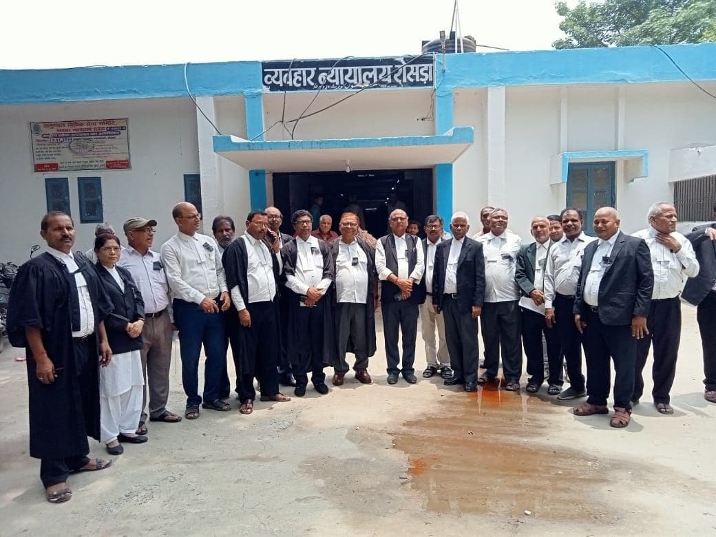 बार काउंसिल के समर्थन में वकीलों ने काला बिल्ला लगा किया विरोध