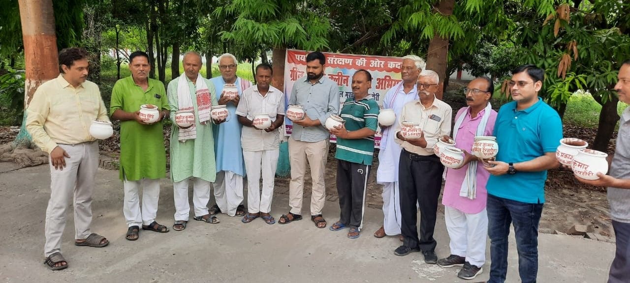 पक्षियों के जलपात्र की व्यवस्था व पौधरोपण आयोजित