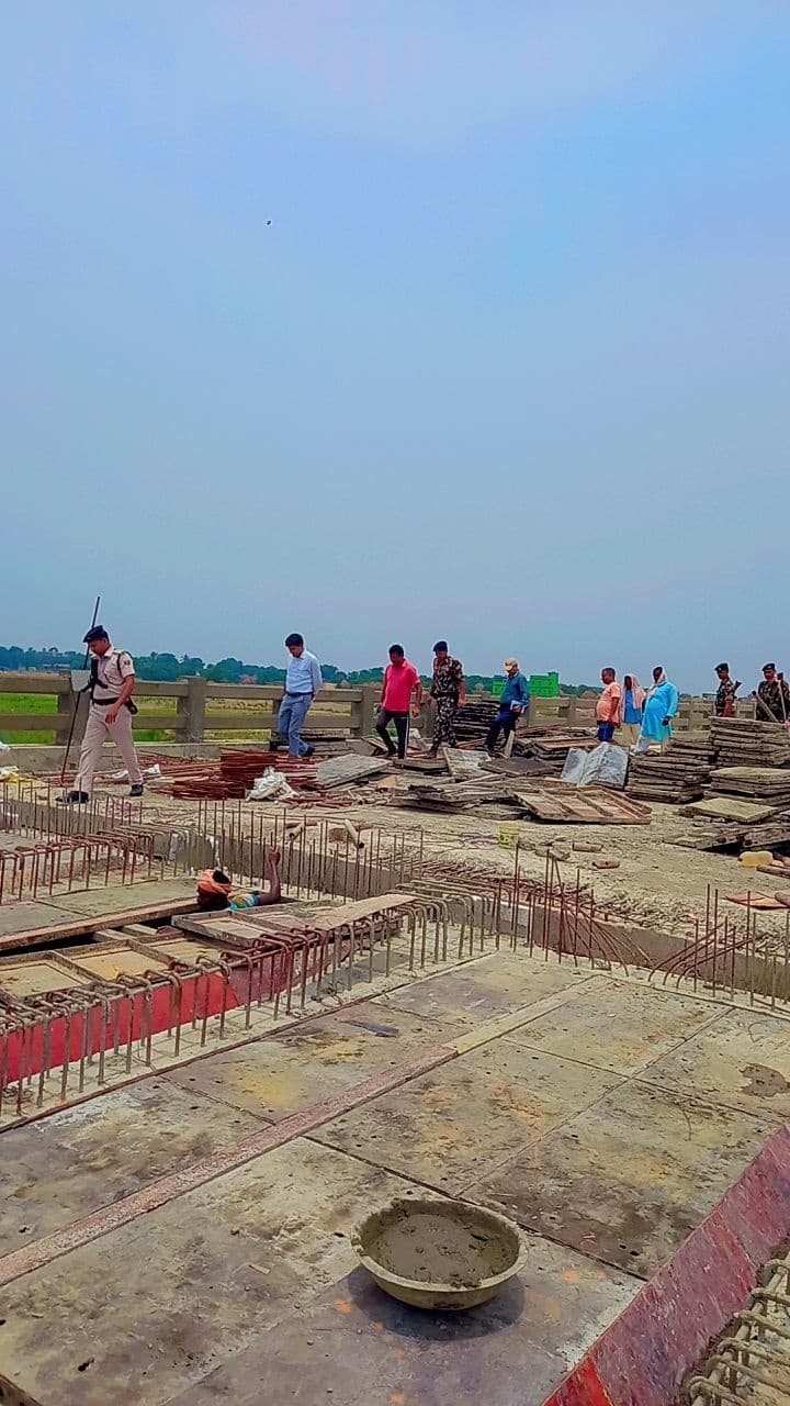 डीएम ने किया पुल का निरीक्षण