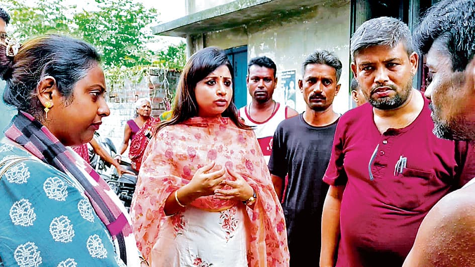 जंजीर में बंधे किशोर का हाल जानने पहुंचे एसडीओ