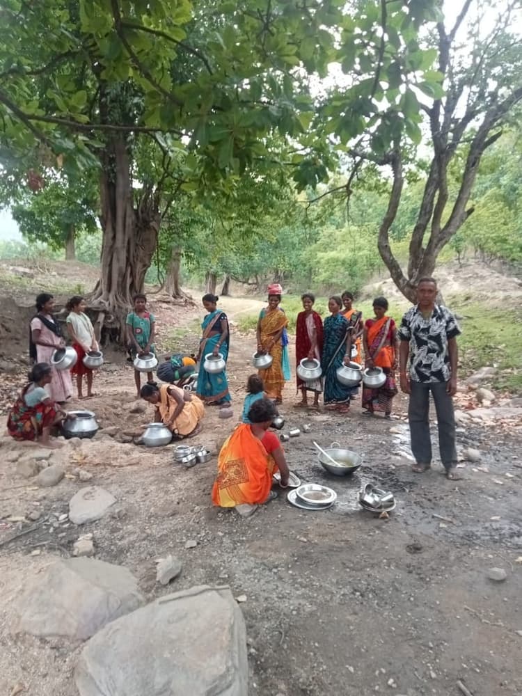 झुमरा की तलहटी में बसे मोढा गांव में गहराया जल संकट