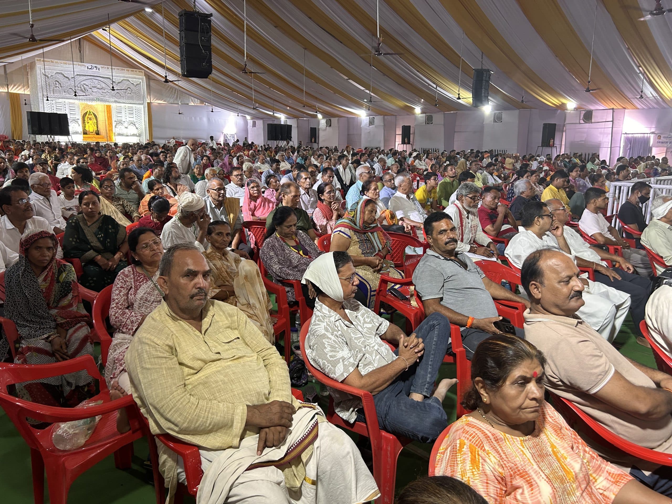 मनुष्य को सत्य का साथ कभी नहीं छोड़ना चाहिए : मोरारी बापू