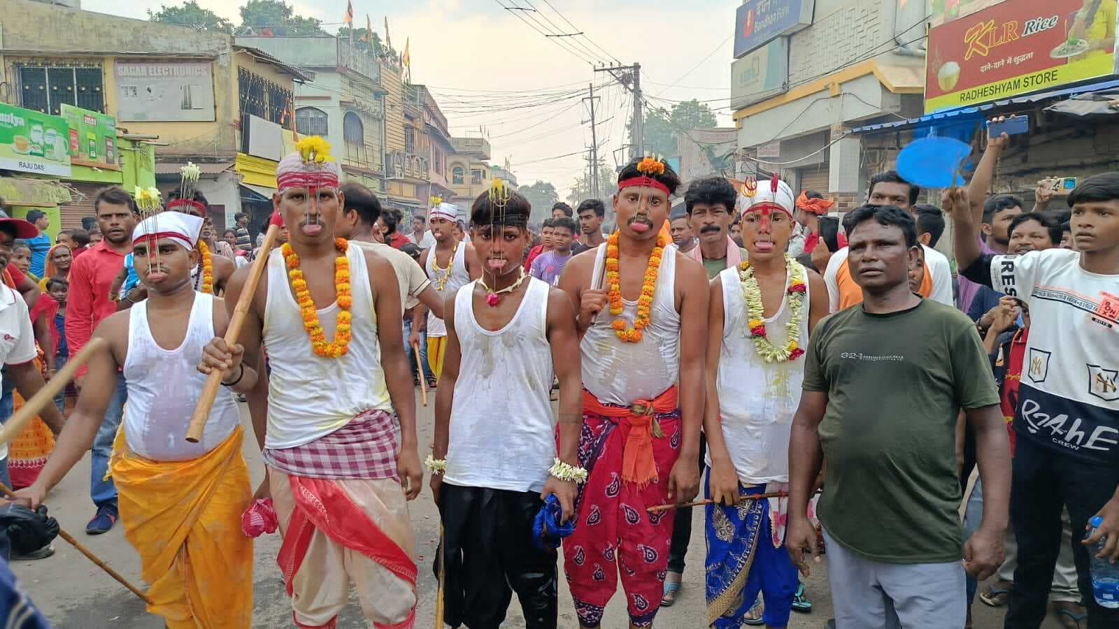 चाकुलिया : शरीर को यातना देकर आराध्य को किया प्रसन्न