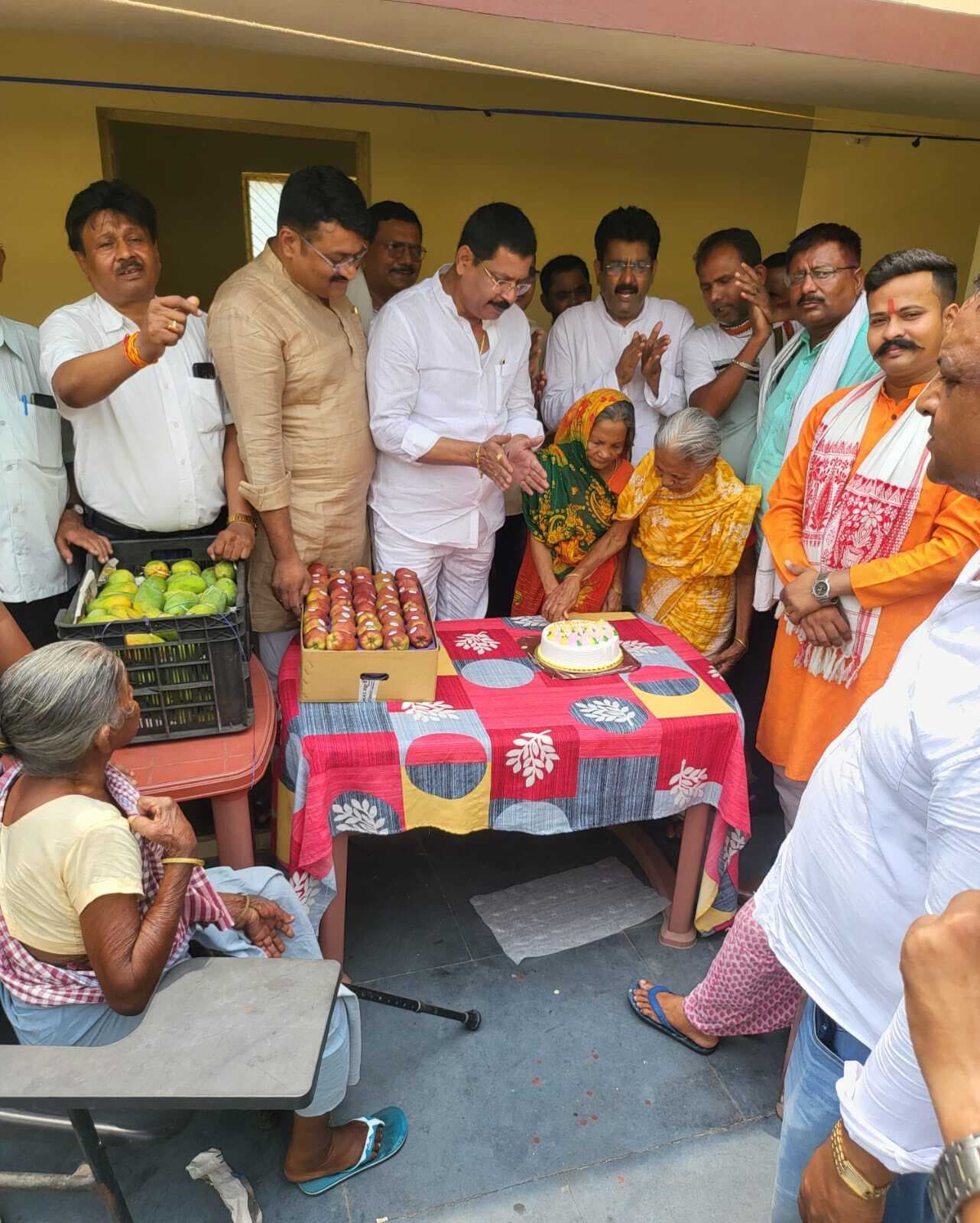 वृद्धा आश्रम में कांग्रेसियों ने मनाया राहुल गांधी का जन्मदिन
