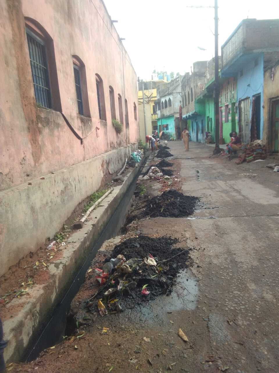 वेतन के लिए नपकर्मियों ने नहीं किया काम, जहां-तहां फैला रहा कचरा