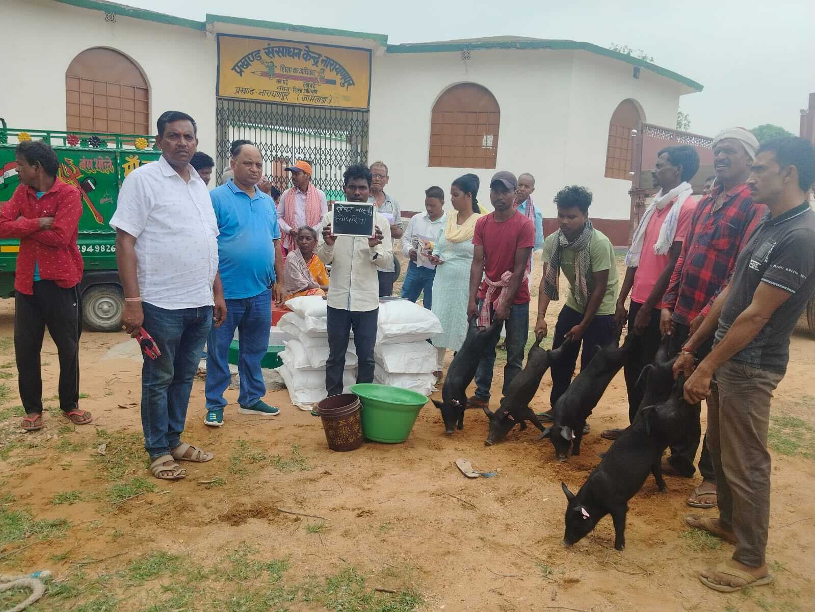 13 लाभुकों के बीच अनुदान पर बांटा गया सुकर