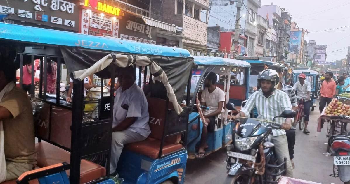 रोड पर ध्यान से चलें... कहीं से भी यू-टर्न ले सकता है ई-रिक्शा