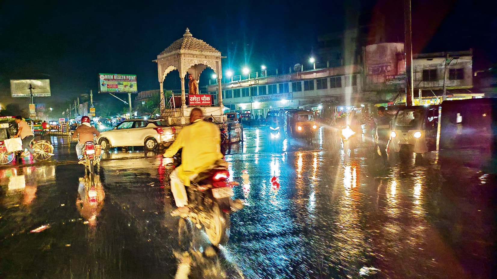 बारिश की पहली फुहार से भींगा शहर