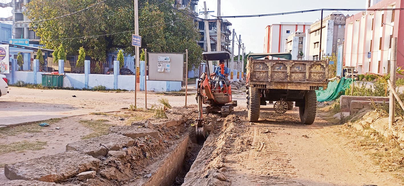 नालों की उड़ाही देखने उतरे डीएम, तो अस्पताल में भी शुरू हुई नाले की सफाई