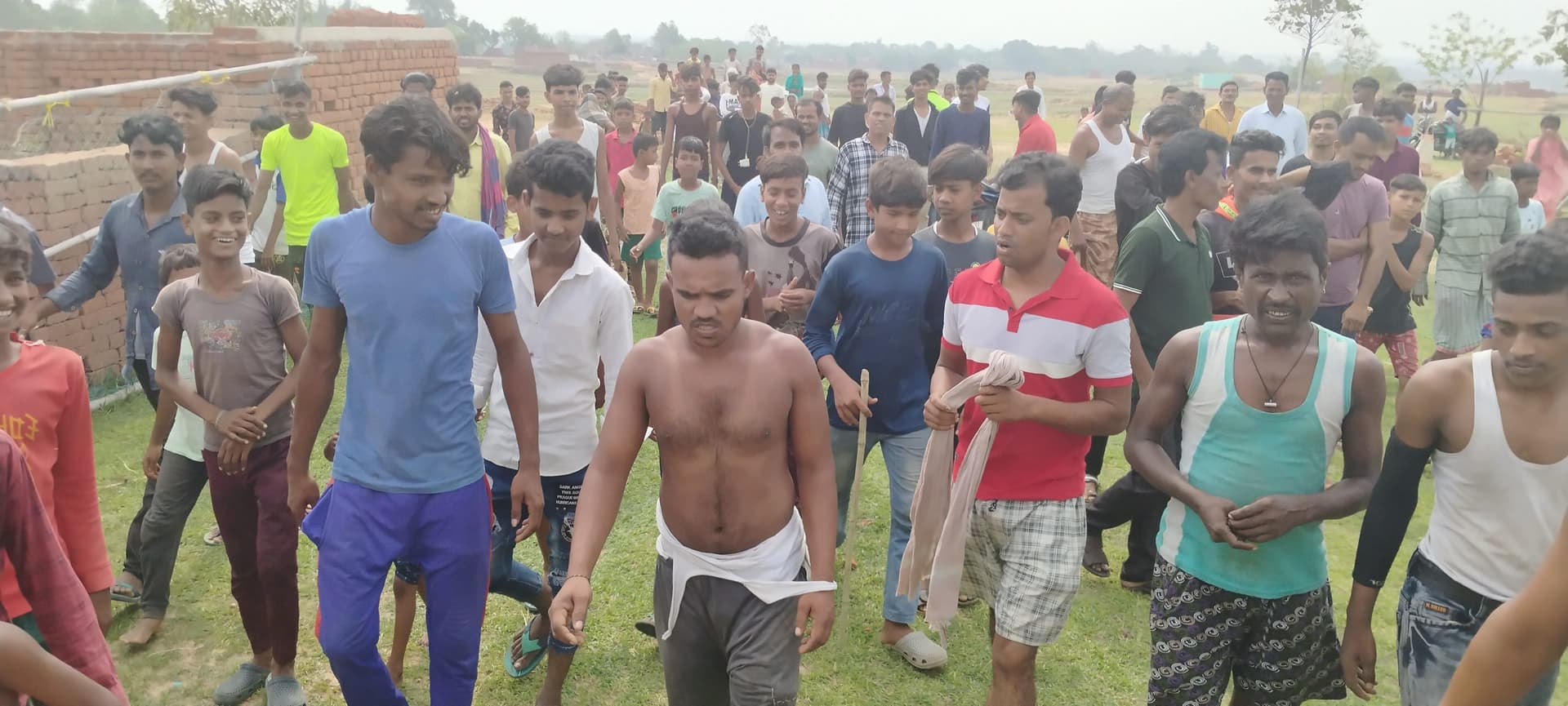 ग्रामीणों ने बकरी चोरी के आरोप में युवक को पकड़ा, पुलिस को सौंपा
