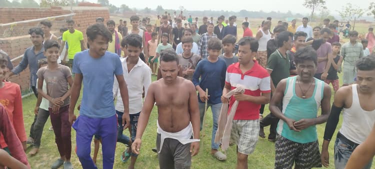 ग्रामीणों ने बकरी चोरी के आरोप में युवक को पकड़ा, पुलिस को सौंपा