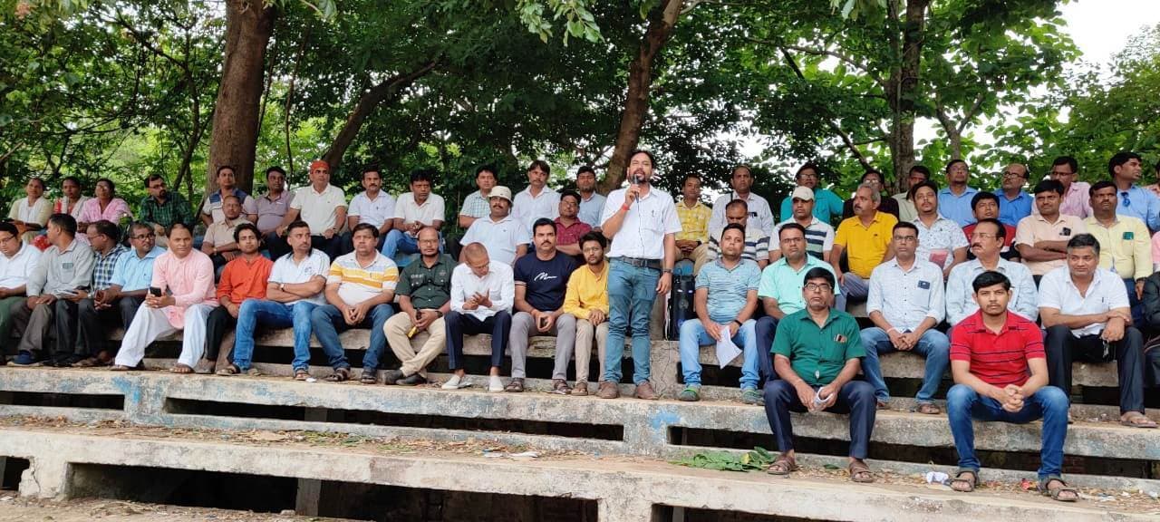 विभाग के रवैये पर बिफरे शिक्षक, शो-कॉज का जवाब नहीं देने पर अड़े