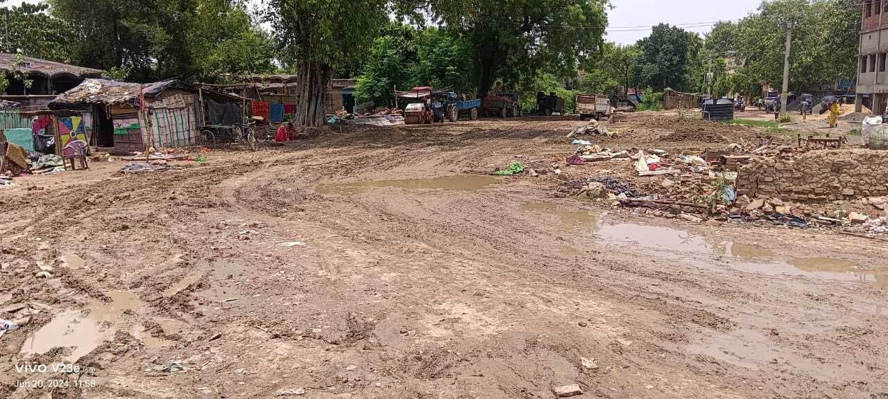 हल्की बारिश में अभयपुर-धरहरा पथ हुआ कीचड़मय