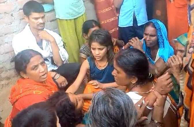 करेंट लगने से विवाहिता की मौत, पुत्री जख्मी