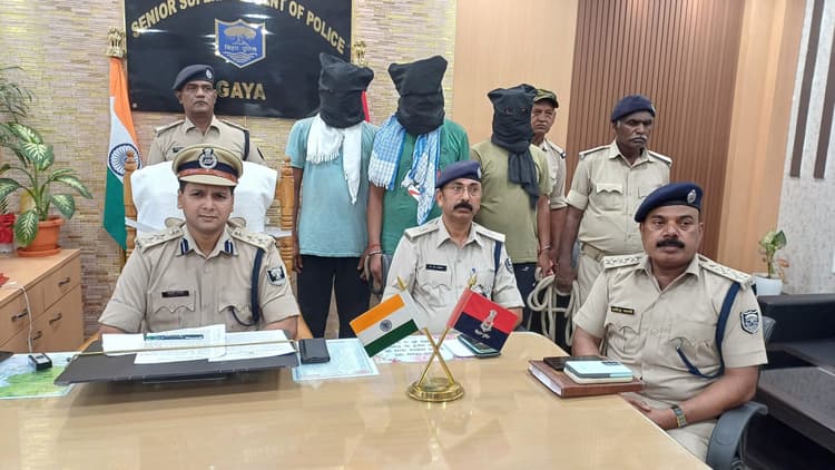 10.40 लाख रुपये छीनने के मामले में तीन सिपाही गिरफ्तार