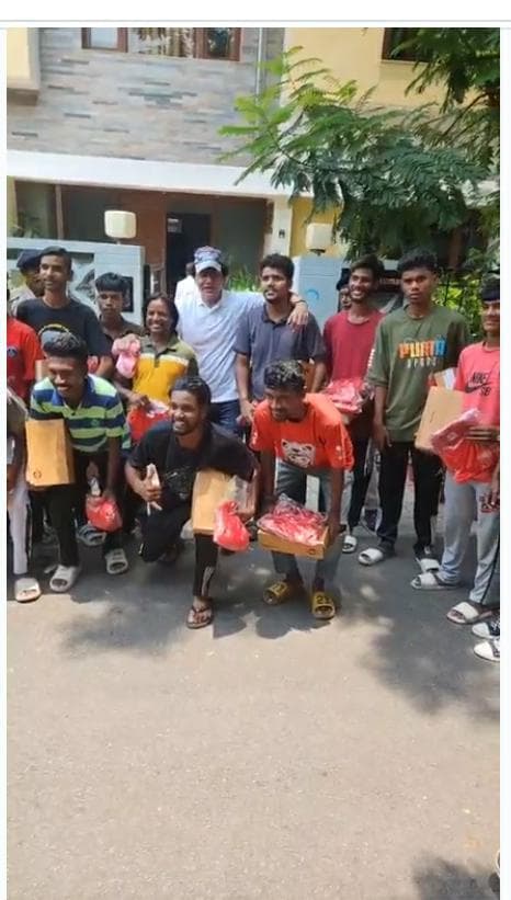 पूर्व सांसद डॉ अजय कुमार ने खिलाड़ियों को दिये किट