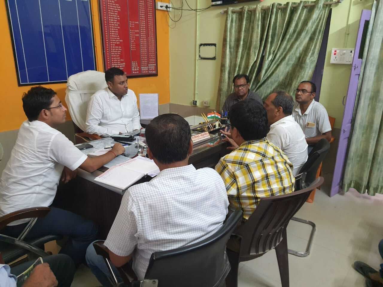 बैठक में बाढ़ पूर्व तैयारी की समीक्षा की